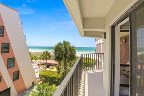 Property grounds - 🌅 Modern Coastal Living with Bay & Gulf Views (St Pete Beach)