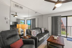 TV - 🌅 Modern Coastal Living with Bay & Gulf Views (St Pete Beach)