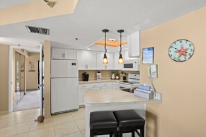 Réfrigérateur, micro-ondes, four, lave-vaisselle