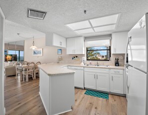 Fridge, microwave, oven, stovetop - 🌊 Beach View Bliss with a Modern Touch (St Pete Beach)