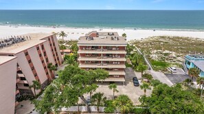 Exterior - 🌊 Beach View Bliss with a Modern Touch (St Pete Beach)