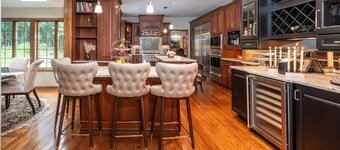 Private, beautiful, luxurious large house, close to Yale. Ideal for 8 people