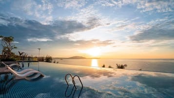 5 piscinas al aire libre, sombrillas, sillones reclinables de piscina