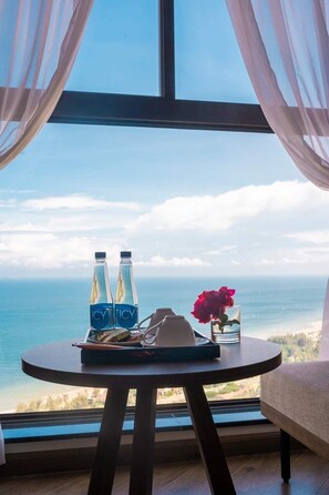 Habitación de lujo doble de uso individual, 1 cama de matrimonio grande, mirando al mar | Vistas del balcón