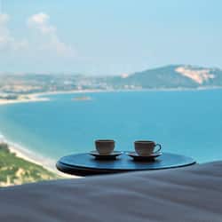 Premium vierpersoonskamer, Meerdere bedden, uitzicht op resort, uitzicht op zee | Uitzicht vanaf balkon