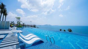 5 piscinas al aire libre, sombrillas, sillones reclinables de piscina