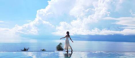 5 outdoor pools, open 6:00 AM to 8:00 PM, pool umbrellas, sun loungers