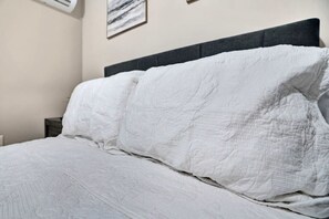 2 bedrooms, desk, WiFi