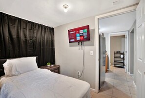 Escrivaninha, Wi-Fi, roupa de cama