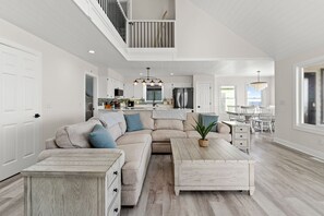 Smart TV - Beachfront!! New Listing! Light & Airy Remodeled 5 Bed/3.5 Bath With Large Deck (Ocean Isle Beach)