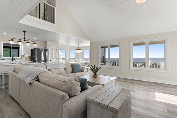 Smart TV - Beachfront!! New Listing! Light & Airy Remodeled 5 Bed/3.5 Bath With Large Deck (Ocean Isle Beach)