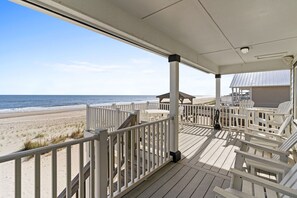 Property grounds - Beachfront!! New Listing! Light & Airy Remodeled 5 Bed/3.5 Bath With Large Deck (Ocean Isle Beach)