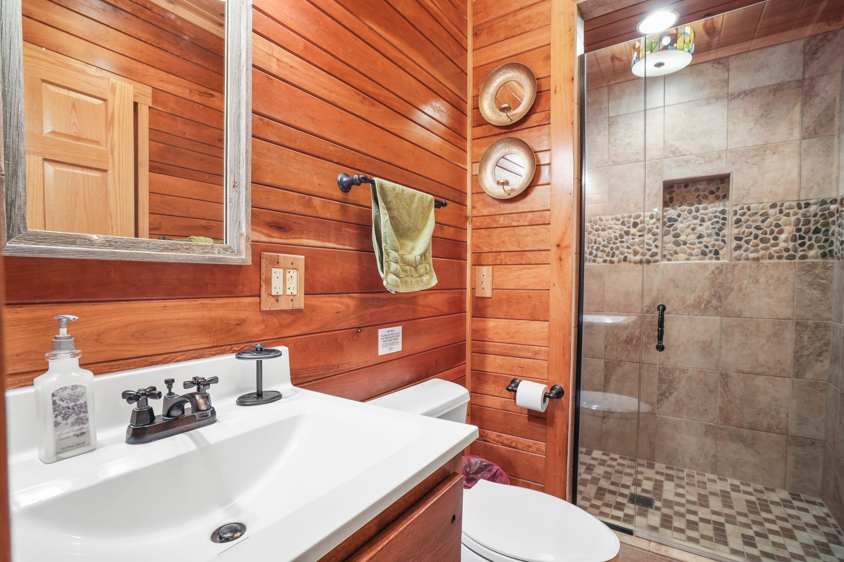 Een douche, een haardroger, handdoeken, zeep