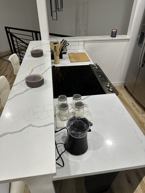 Four à micro-ondes, un four, surface de cuisson, lave-vaisselle