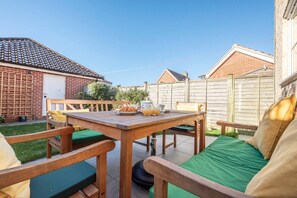 Outdoor dining - Fromus Rise, Saxmundham (Saxmundham)