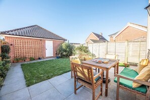 Outdoor dining - Fromus Rise, Saxmundham (Saxmundham)