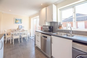 Fridge, microwave, oven, dishwasher - Fromus Rise, Saxmundham (Saxmundham)