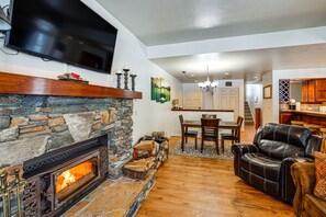TV, fireplace, DVD player - Meadow Creek Golf Resort Condo: Skiing & Lake Life (New Meadows)