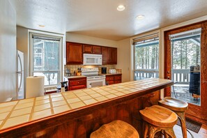 Cookware/dishes/utensils - Meadow Creek Golf Resort Condo: Skiing & Lake Life (New Meadows)