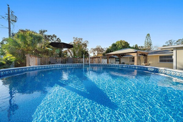 A heated pool - Sunshine Haven | HUGE Backyard, Private heated Pool + Fire Pit! (Sarasota)