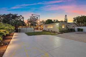 Property grounds - Sunshine Haven | HUGE Backyard, Private heated Pool + Fire Pit! (Sarasota)