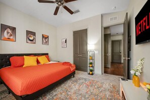 1 間睡房、書桌、熨斗/熨衫板、可攜式嬰兒床