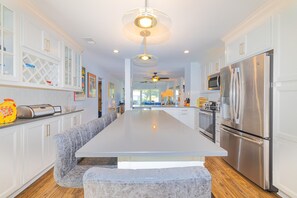 ثلاجة، ميكروويف، فرن، موقد طهي مسطح