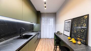 Fridge, oven, stovetop, dishwasher