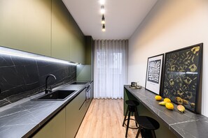 Fridge, oven, stovetop, dishwasher