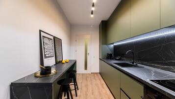 冷蔵庫、オーブン、コンロ、食器洗い機