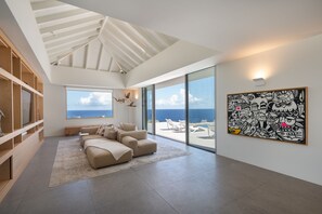 Fernseher, Bücher, Stereoanlage