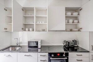 Geladeira, micro-ondas, fogão, cooktop