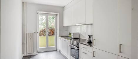 Kühlschrank, Mikrowelle, Ofen, Herdplatte