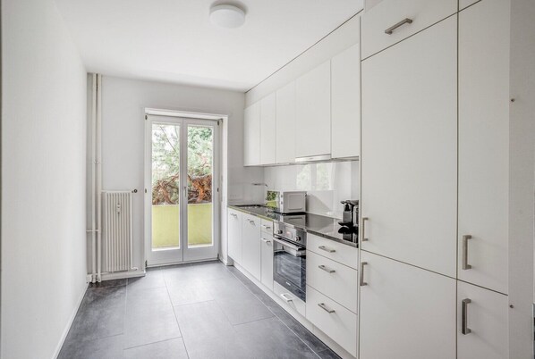 Geladeira, micro-ondas, fogão, cooktop