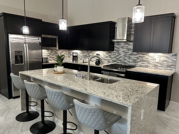 Fridge, microwave, oven, stovetop - Luxurious modern home away from home. (El Paso)