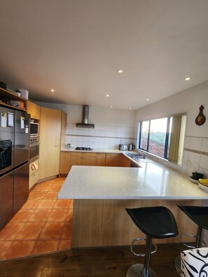 ثلاجة، ميكروويف، فرن، موقد طهي مسطح