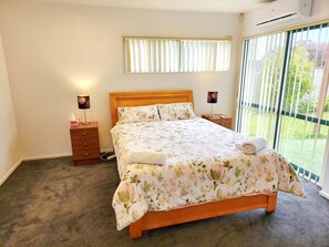 5 bedrooms, in-room safe, iron/ironing board, WiFi - Incredible Waitakere views (Auckland)
