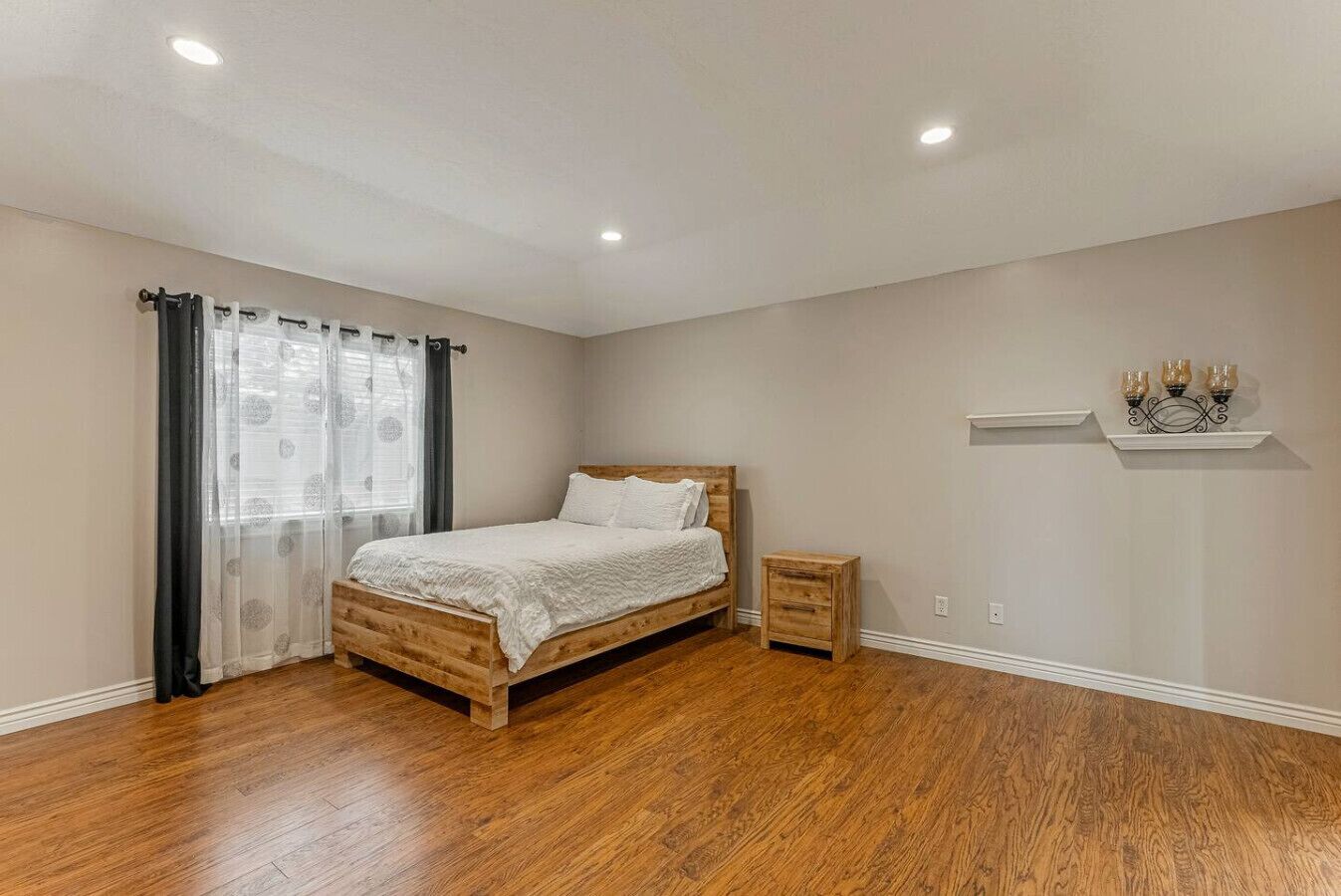 Desk, iron/ironing board, travel cot, WiFi