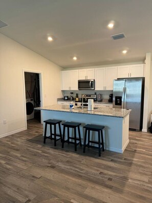 Fridge, microwave, oven, stovetop - Enjoy Heated Salt Water Pool! Ideal for 2 Families (Cape Coral)