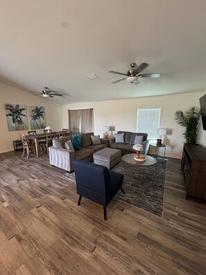 Smart TV - Enjoy Heated Salt Water Pool! Ideal for 2 Families (Cape Coral)