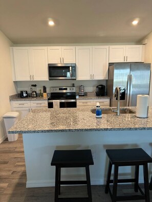 ثلاجة، ميكروويف، فرن، موقد طهي مسطح