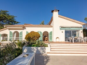 Outdoor dining - Les Chèvrefeuilles by Interhome (Saint Aygulf)