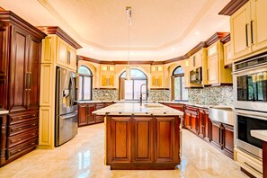 Fridge, microwave, oven, stovetop - Ocho Rios/Tower Isle Queen Jacuzzi Suite w/balcony/Pool/Opt. Private Chef (Tower Isle)