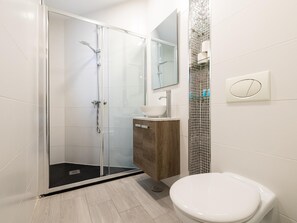 シャワー、ヘアドライヤー、タオル