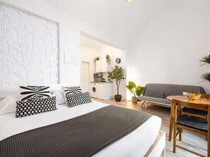 Iron/ironing board, internet, bed sheets