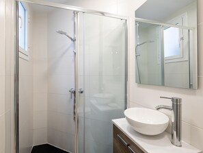 Douche, sèche-cheveux, serviettes fournies