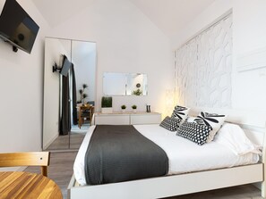 Iron/ironing board, internet, bed sheets