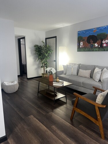 Renovated Unit! Near Downtown, Restaurants, Shopping and Promedica Hospital. 