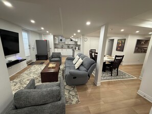 Smart TV, books, stereo - Studio 8848 - 3 Bedroom Basement Apartment - Oasis in Suburban (Brampton)