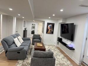 Smart TV, books, stereo - Studio 8848 - 3 Bedroom Basement Apartment - Oasis in Suburban (Brampton)